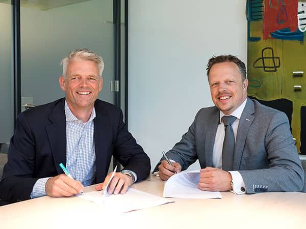 Tekenen van het huurcontract - Eric Stroombergen en Alexander van der Pijl, directeur Van der Putten & Dunweg Uitvaartzorg