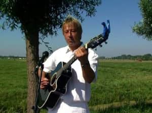 Gitarist Casey Brooks zal tijdens de Open Dag van Van der Putten & Dunweg optreden