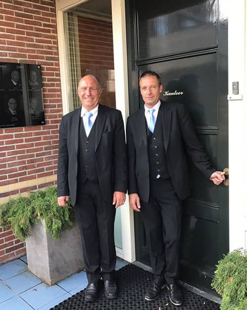 Floor Triet en Erik Zonneveld sluiten voor de laatste keer de deur van het Van der Putten Uitvaarthuis in Lisse